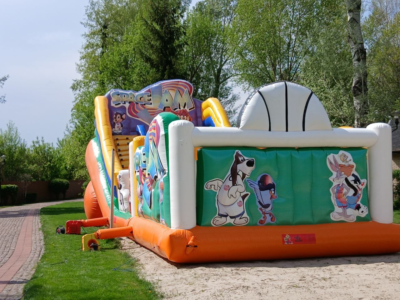 Надувна гірка батут з ігровим майданчиком “Space Jam”.
