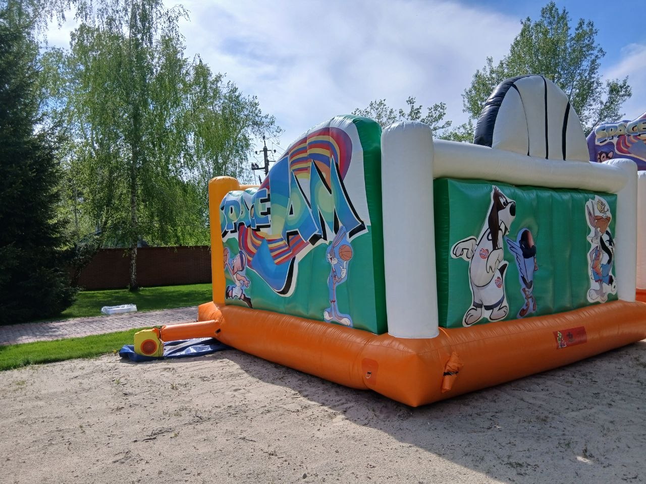 Надувний батут ігровий майданчик “Space Jam”.